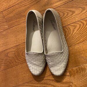 Liz Woven Leather Tan Flats by Trotters size 8.5